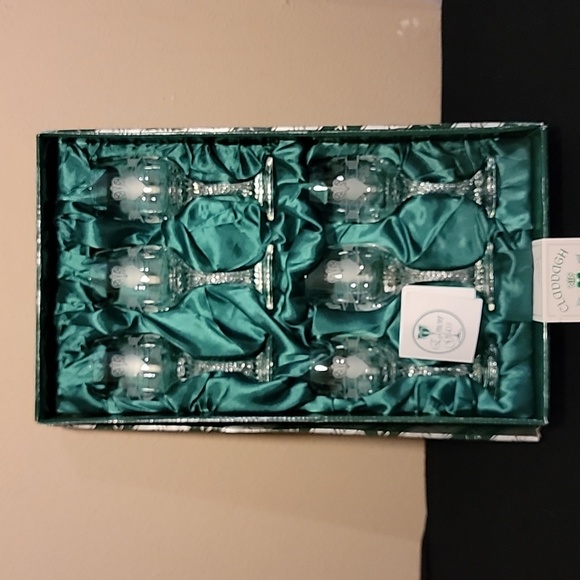 Eamon Set Of Six Etched Claddagh Shamrocks Twist Stem Sherry Wine Glasses